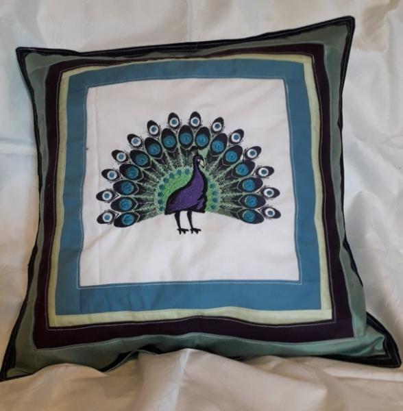 Vollstickdatei Pfau mit Rad